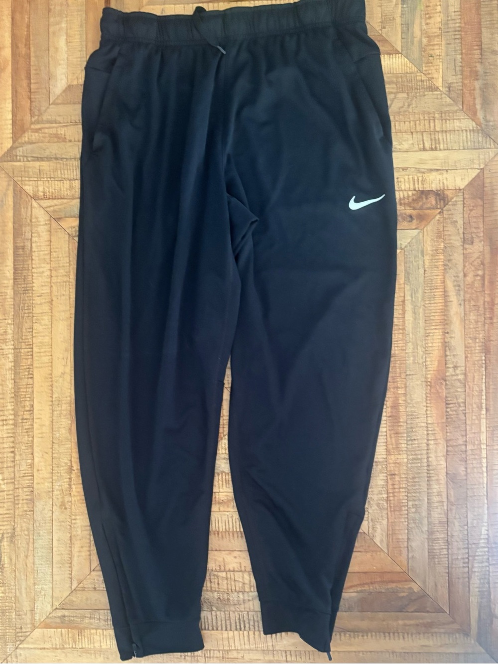 Mens M Nike Dri-FIT tapered track pants, EUC not worn or washed. Ankle zips